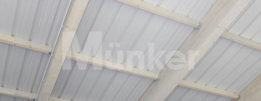 Das Bild zeigt das Antikondensvlies unter einem Trapezblech auf einem Dach montiert